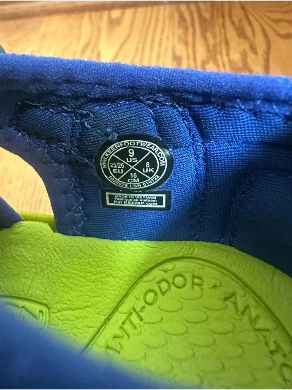 KEEN CNX Seacamp Sandals Boys Size 9 Blue/Green